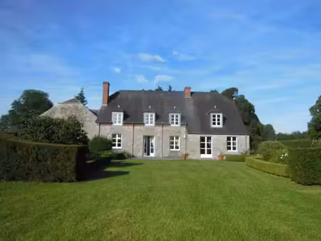 belle maison en pierres du pays 4 façades dans un parc privé