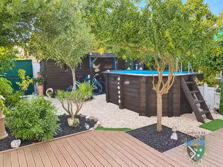 appartement en rez de jardin avec jardinet piscine a 900 m d