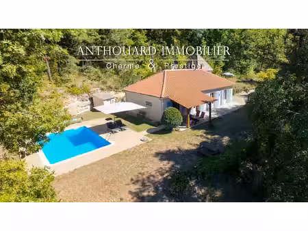 maison sur les hauteurs  piscine
