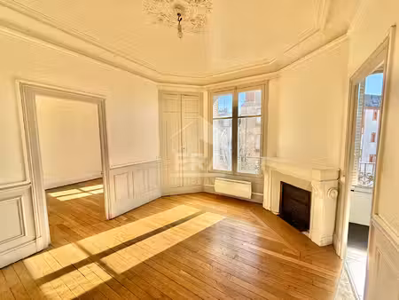 appartement de caractère t4 de 67 m² avec cave. parquet  moulures et cheminées