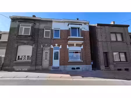 grande maison (bonne toiture) à rénover + jardin