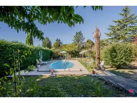 maison jons 5 pièces avec grand jardin et piscine.