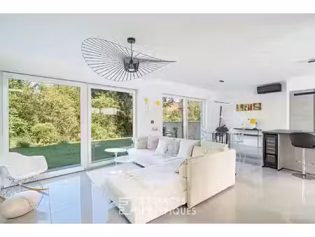 maison contemporaine au bord de l'eau