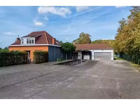 une maison avec entrepôt