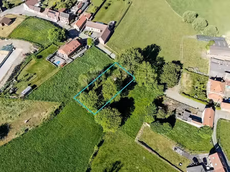 terrain en zone d'habitat dans un cadre verdoyant