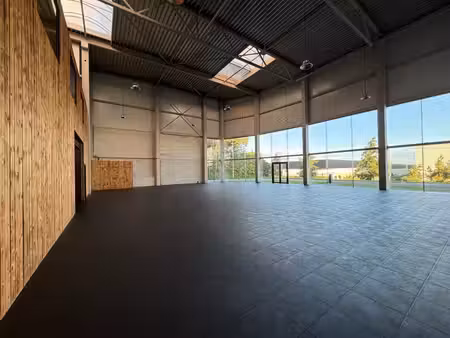 unité de 508 m² + espace de bureaux à louer à mollem