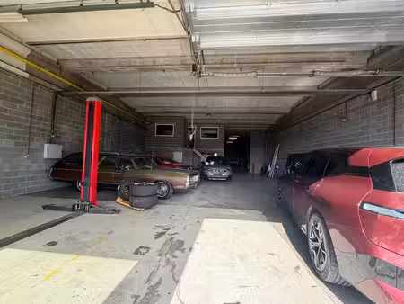 entrepôt de 471 m² avec bureaux à louer
