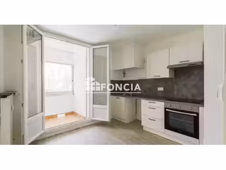 t4 traversant – 66 m² – ascenseur  cave et parking