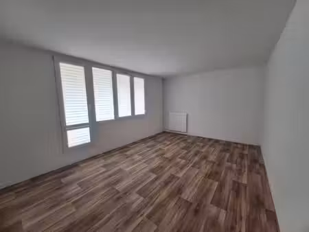 trappes centre – appartement t2 rénové avec balcon – proche gare