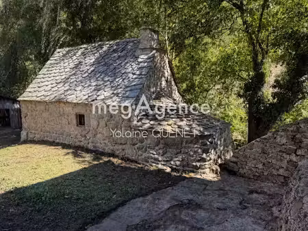 ancien corp de ferme au milieu de la forêt