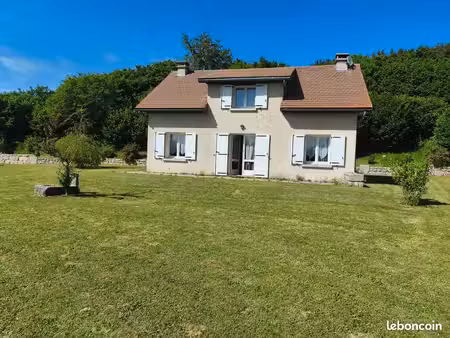 maison 6 personnes sur 2000m2 de terrain fermé  calme  avec vue magnifique sur la margerid