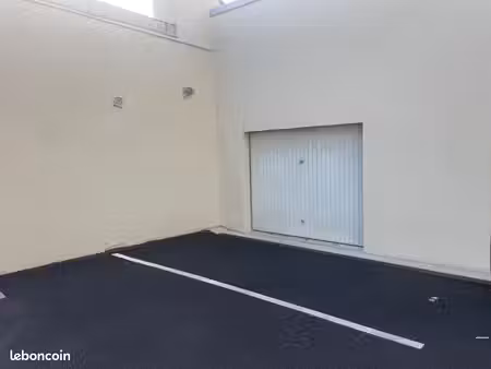 box fermé 20m² + place de parking 7m² - résidence sécurisée - cœur de ville sens