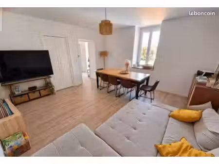 jolie maison de ville rénovée  avec cour