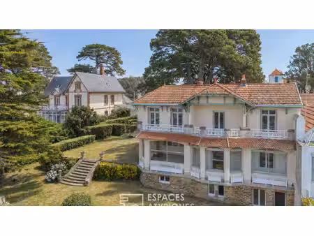 villa pornicaise avec sa maison de gardien et son jardin suspendu au dessus de l'océan