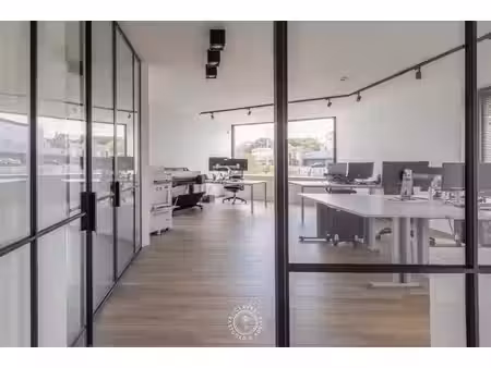 modern kantoorgebouw met verhuurd appartement op uitsteke...