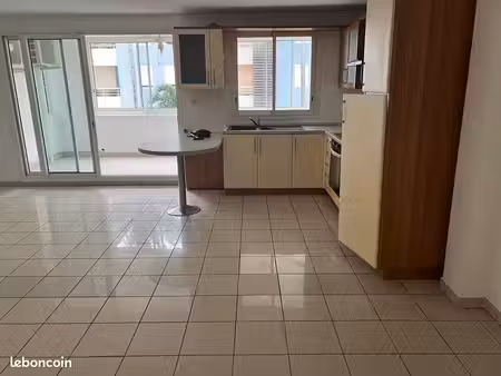 t3 à louer à saint-clotilde – 67 66 m² avec varangue et 2 places