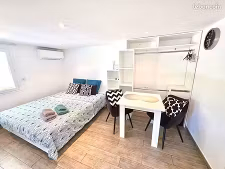 location studio tout confort 20 m2 entrée d’une villa sécurisée parking et jardin
