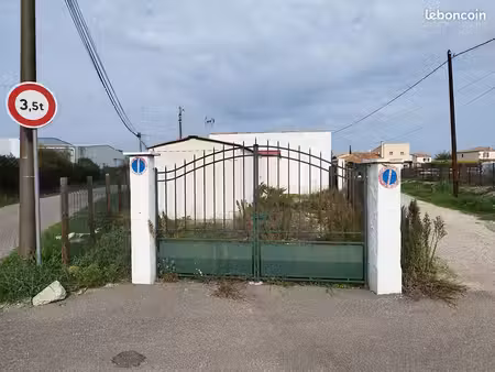 arles nord  local de 36 m² + 2 abris en tôle de 12 m²  sur une parcelle de 206 m² cloturée