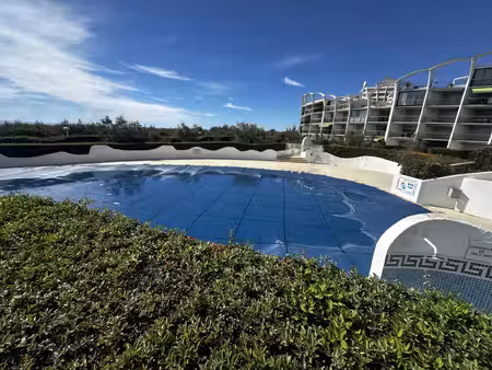 studio 24 m2  avec balcon entièrement rénové   piscine la mer a 50m.