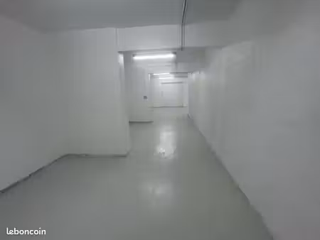 local de stockage sécurisé de 50 m² – excellente localisation à paris 10e