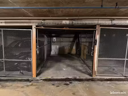 vente - paris 9e — box fermé sécurisé avec borne de recharge zeplug (pigalle)
