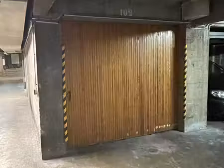 garage spacieux fermé -buttes chaumont (av bolivar)