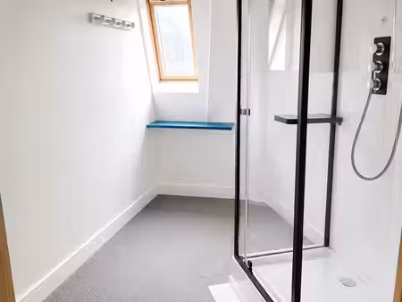 chambre de service rénovée avec ascenseur – box possible en sus – place saint-ferdinand