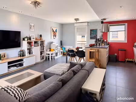 appartement t3 en sous-plexe avec esprit maison  terrasse 30 m² et double garage