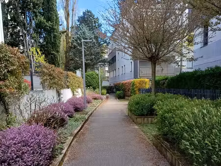 écully centre – 70 m² – rez-de-jardin – 94 m² d’extérieur – résidence récente