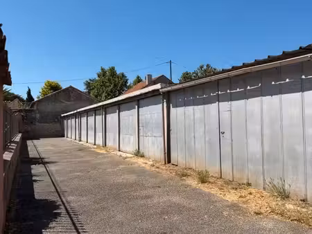 à louer – ensemble de stockage (entrepot) de 190 m² avec 12 boxes et cour privative de 150