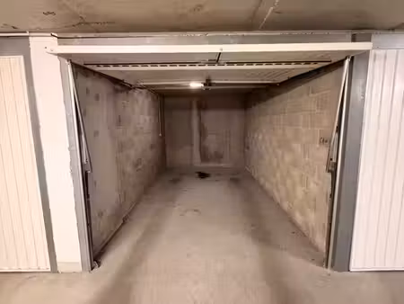 grand garage fermé 20 m² – lyon 6e – rue bossuet avec prise électrique