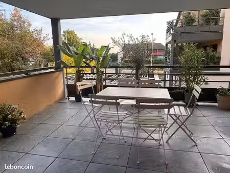 genas proche centre - superbe t3 lumineux - terrasse 20 m2  double garage & cave