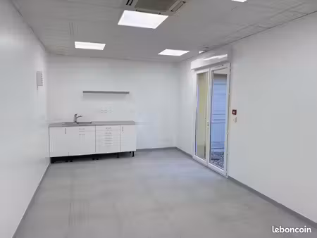 bureau à louer à craponne – 24 m² + salle d’attente + parking