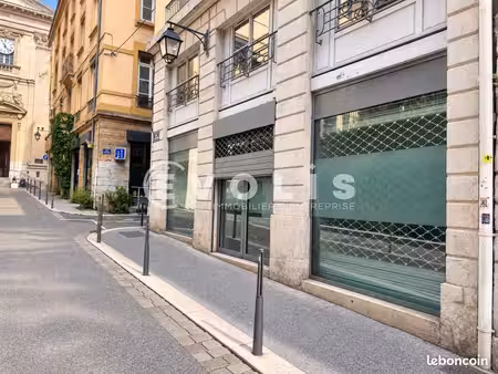 bureau 97 m²