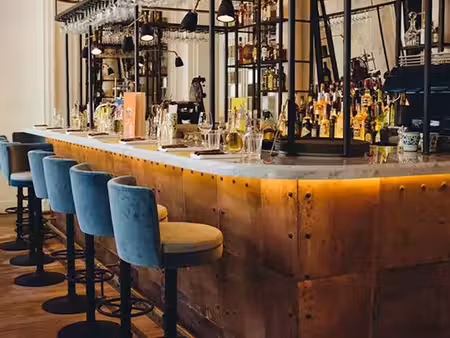 bar restaurant avec hôtel