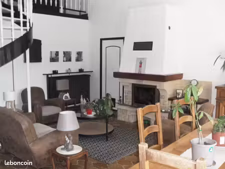 belle maison rénovée avec grand terrain arboré
