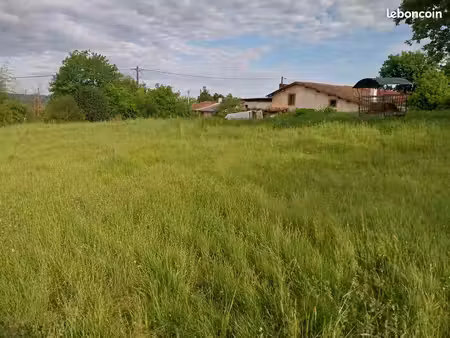 terrain constructible de 775 m² à escoutoux (63)