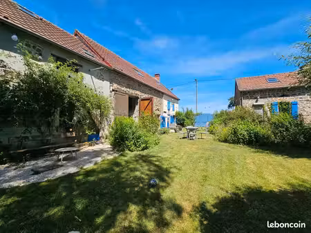 ? trois logements  une cuisine d'été et 2 800 m² de terrain privé dans la magnifique régio