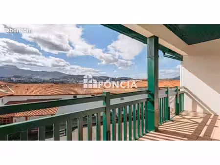 t2 à vendre à hendaye dans résidence avec piscine et vue dégagée sur l'espagne