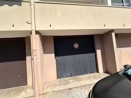 parking fermé - accès rue - 20m2