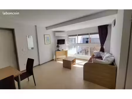 vends t3 tout équipé  avec place de parking privative et piscine