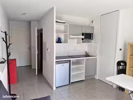loue studio meublé avec parking fermé