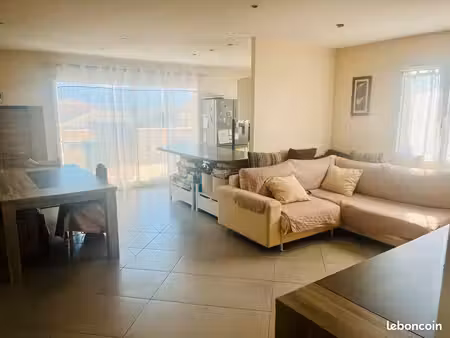 de particulier à particulier - appartement t4 de 85 m² dans les hauteurs avec une terrasse