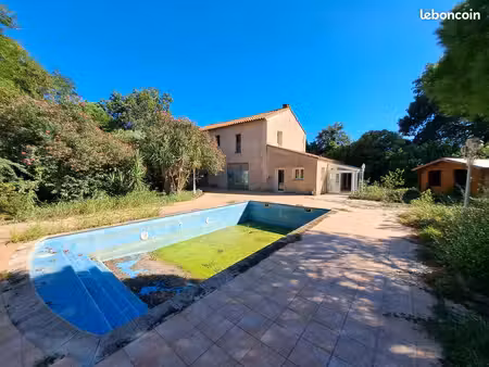 propriété de 265 m² sur 13 000 m² de terrain – 5 chambres – piscine – potentiel exceptionn