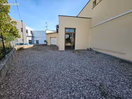 à louer – garage avec bureau et parking pour 10 à 15 véhicules – mulhouse