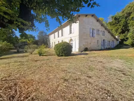 grande maison en pierre en bordure de l'estuaire de la gironde