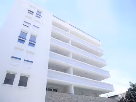 t2 avec parking et balcon à marseille