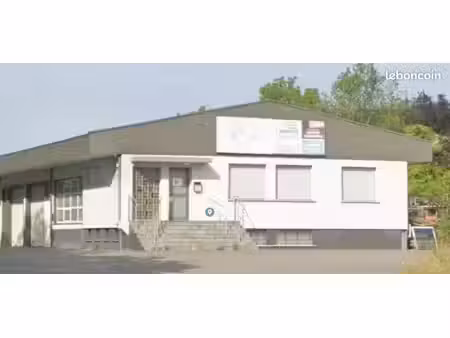 local professionnel avec bureaux