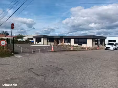 showroom + bureau + dépôt