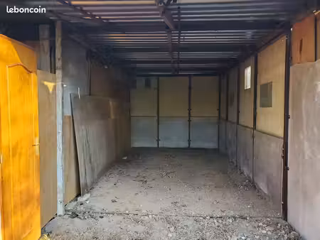 propose box fermé pour stockage dans un ancien box agricole